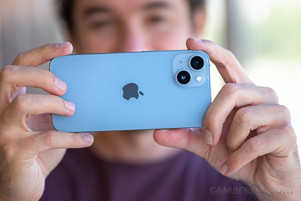 iPhone 14 màu Xanh Dương có sắc Xanh nhạt hơn khi ở ngoài tự nhiên